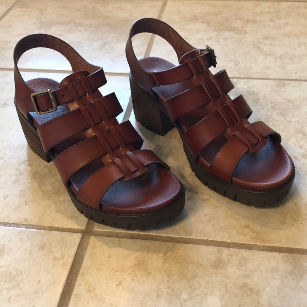 NEW LISTING Mia sandals in excellent condition!!